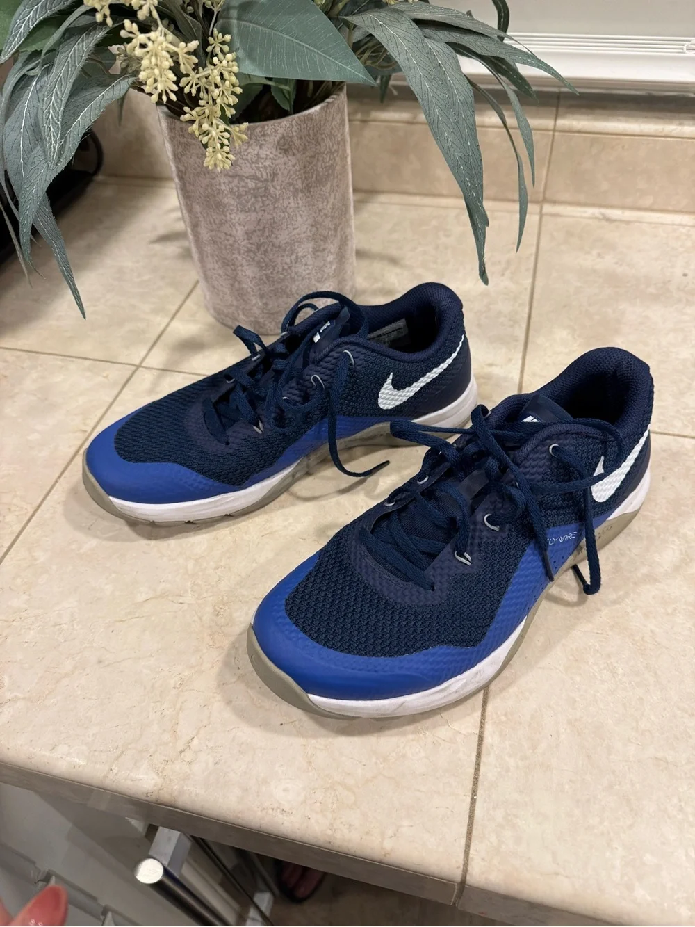 Nike Men’s FLYWIRE Navy and Royal Blue Athletic Sneakers